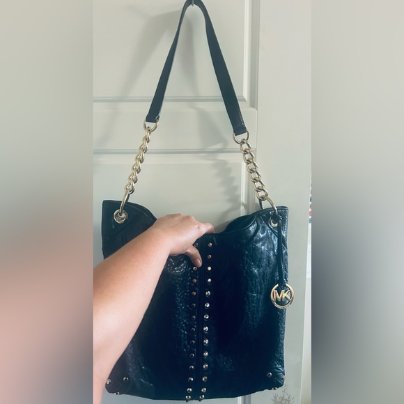 Michael Kors, large purse/bag.beautiful, black leather gold hardware - Picture 7 of 8